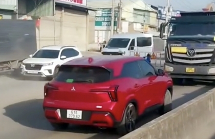 Clip: Tài xế Mitsubishi Xforce, không hiểu vì sao, thản nhiên lao vào đường một chiều đấu đầu xe tải