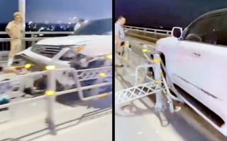 Clip TNGT: Lexus LX570 đâm đổ hàng loạt hàng rào trên cầu Nhật Tân