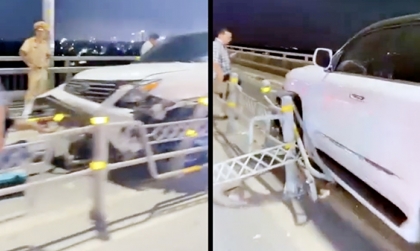 Clip TNGT: Lexus LX570 đâm đổ hàng loạt hàng rào trên cầu Nhật Tân