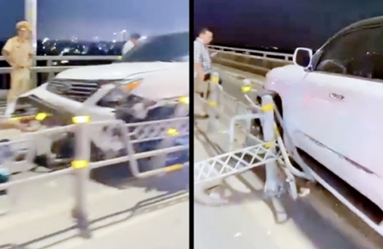 Clip TNGT: Lexus LX570 đâm đổ hàng loạt hàng rào trên cầu Nhật Tân