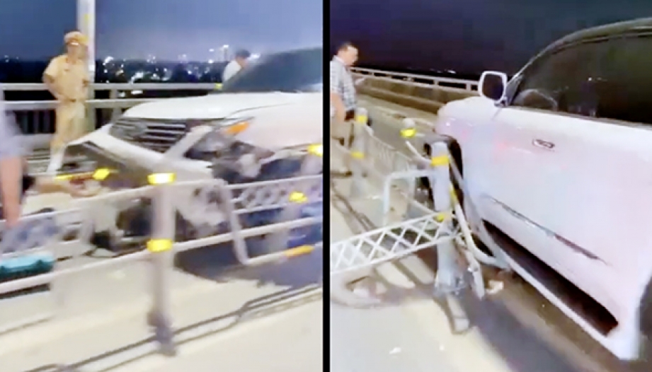 Clip TNGT: Lexus LX570 đâm đổ hàng loạt hàng rào trên cầu Nhật Tân