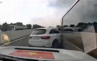 Clip TNGT: Cận cảnh Mercedes-Benz GLC lái non, gây tai nạn liên hoàn trên cao tốc Hà Nội - Hải Phòng