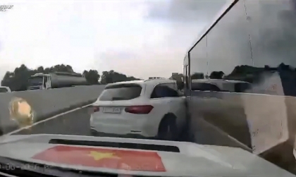 Clip TNGT: Cận cảnh Mercedes-Benz GLC lái non, gây tai nạn liên hoàn trên cao tốc Hà Nội - Hải Phòng