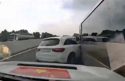 Clip TNGT: Cận cảnh Mercedes-Benz GLC lái non, gây tai nạn liên hoàn trên cao tốc Hà Nội - Hải Phòng