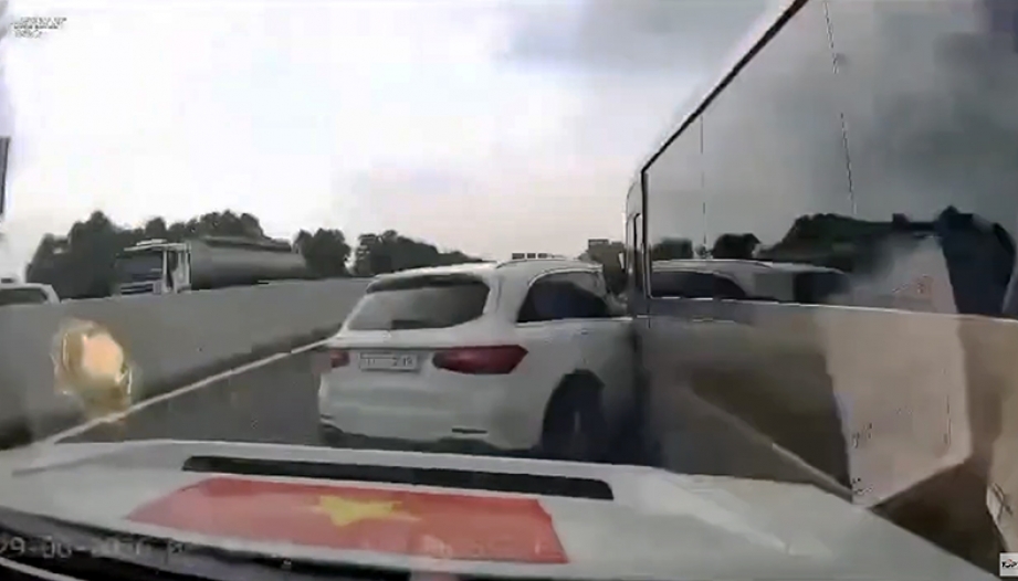Clip TNGT: Cận cảnh Mercedes-Benz GLC lái non, gây tai nạn liên hoàn trên cao tốc Hà Nội - Hải Phòng