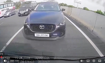 Clip TNGT: Mazda CX-5 liên tiếp bị đóng vào đuôi vì lỗi thường gặp - Không duy trì khoảng cách an toàn.