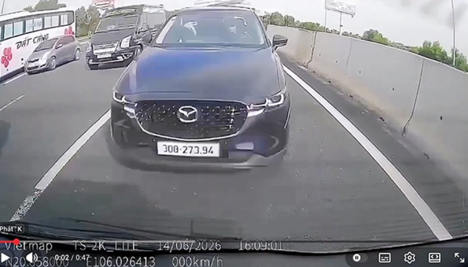 Clip TNGT: Mazda CX-5 liên tiếp bị đóng vào đuôi vì lỗi thường gặp - Không duy trì khoảng cách an toàn.