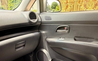 Cửa xe kia carens không mở được là bị lỗi gì thế các bác?