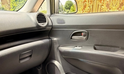 Cửa xe kia carens không mở được là bị lỗi gì thế các bác?