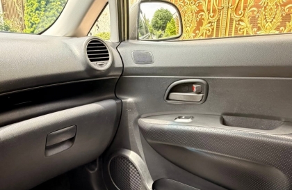 Cửa xe kia carens không mở được là bị lỗi gì thế các bác?