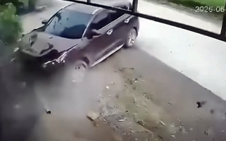 Clip TNGT: May là Hyundai Santa Fe và cả cột điện đều cứng rồi chị à...