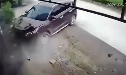 Clip TNGT: May là Hyundai Santa Fe và cả cột điện đều cứng rồi chị à...