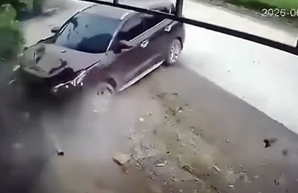 Clip TNGT: May là Hyundai Santa Fe và cả cột điện đều cứng rồi chị à...