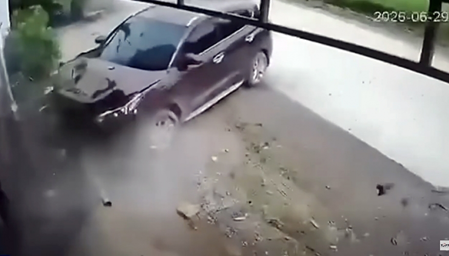 Clip TNGT: May là Hyundai Santa Fe và cả cột điện đều cứng rồi chị à...