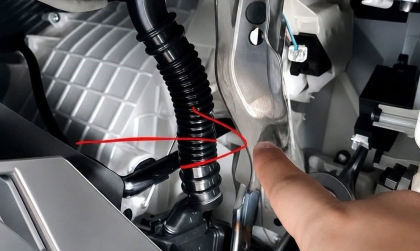Suzuki Ertiga bị kêu quanh taplo có phải do ống gió này?