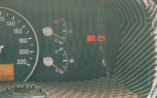 Đồng hồ xe Kia Carens báo lỗi thế này là sao thế?
