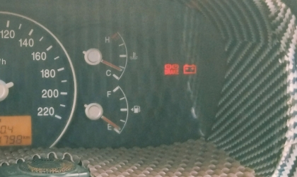 Đồng hồ xe Kia Carens báo lỗi thế này là sao thế?