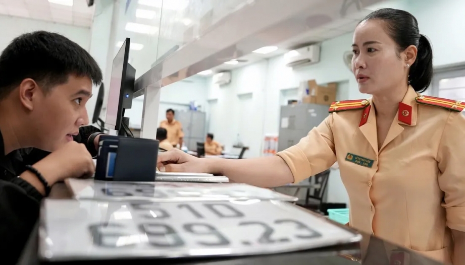 Chính phủ miễn lệ phí trước bạ mô tô, cấp đổi GPLX, giảm 50% lệ phí trước bạ ô tô từ nay đến 28/2/2027