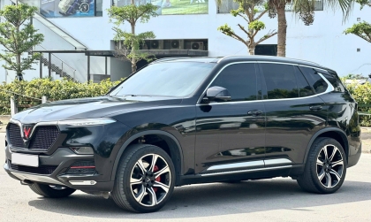 Có cần phải thay màn hình xe Lux SA khi sửa lỗ lrng chân jack khóa cửa không?