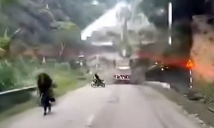 Clip TNGT: Chứng kiến lở đất đá vào ô tô và người đi đường tại Cao Bằng