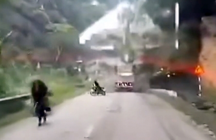 Clip TNGT: Chứng kiến lở đất đá vào ô tô và người đi đường tại Cao Bằng