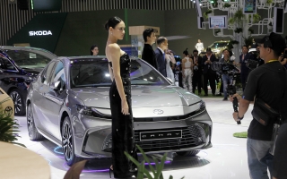 Toyota Việt Nam: Bỏ Altis, giữ lại Camry HEV, gia tăng ưu đãi trong tháng 7/2026