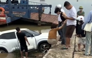 Clip TNGT: Nghi nhầm chân ga, chị gái cầm lái Mitsubishi Xforce lao thẳng xuống sông...