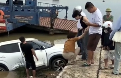 Clip TNGT: Nghi nhầm chân ga, chị gái cầm lái Mitsubishi Xforce lao thẳng xuống sông...