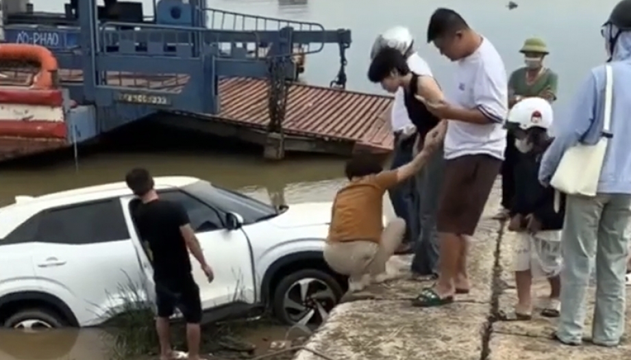 Clip TNGT: Nghi nhầm chân ga, chị gái cầm lái Mitsubishi Xforce lao thẳng xuống sông...
