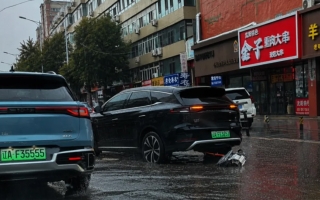 BYD Tang văng cả mô-tơ điện ra ngoài khi đang lội nước 