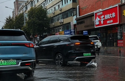 BYD Tang văng cả mô-tơ điện ra ngoài khi đang lội nước