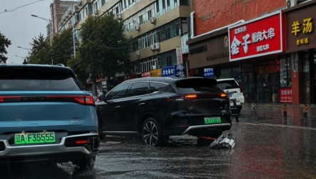 BYD Tang văng cả mô-tơ điện ra ngoài khi đang lội nước 