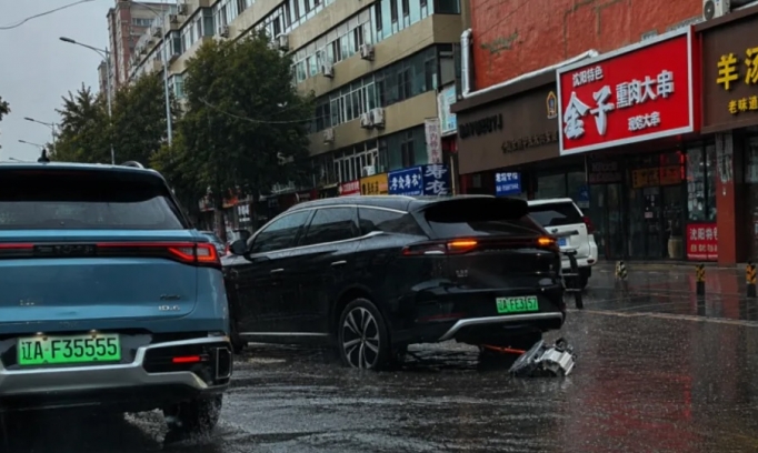 BYD Tang văng cả mô-tơ điện ra ngoài khi đang lội nước 