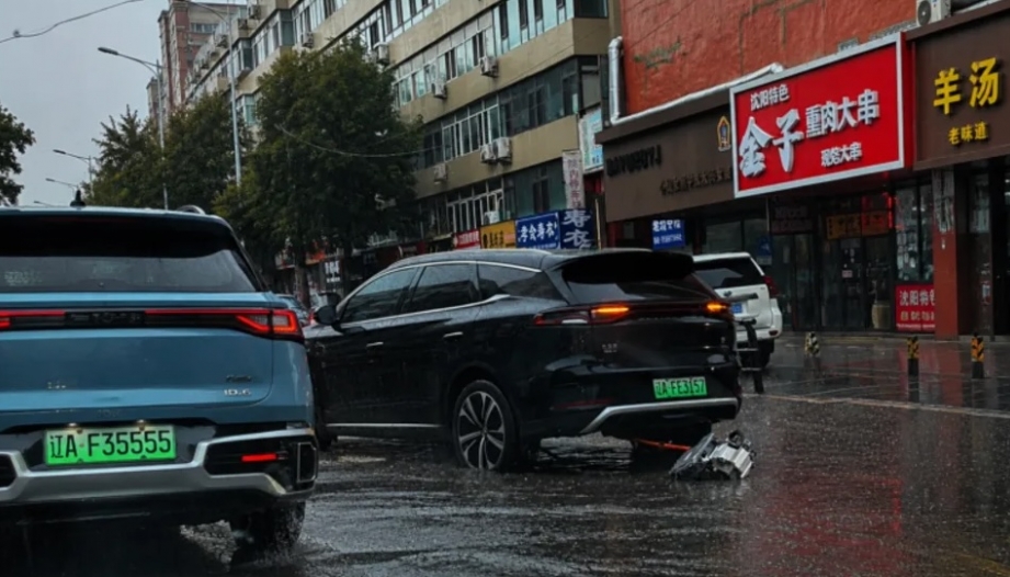 BYD Tang văng cả mô-tơ điện ra ngoài khi đang lội nước 