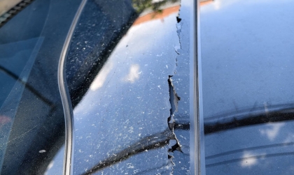 Cửa kính cửa sổ trời xe Kia Sportage tự bị nổ kính thế này là do đâu?