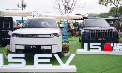 Jaecoo J5 trưng bày tại Hà Nội với đầy đủ các phiên bản nhưng chưa có giá bán