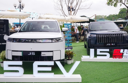 Jaecoo J5 trưng bày tại Hà Nội với đầy đủ các phiên bản nhưng chưa có giá bán