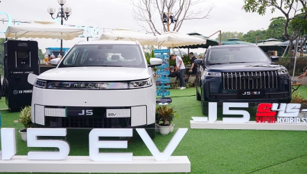 Jaecoo J5 trưng bày tại Hà Nội với đầy đủ các phiên bản nhưng chưa có giá bán