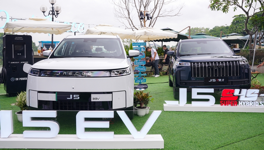 Jaecoo J5 trưng bày tại Hà Nội với đầy đủ các phiên bản nhưng chưa có giá bán