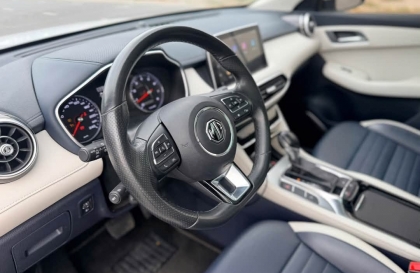 Tay lái xe MG ZS kêu khi đánh lái nguội có sao không?