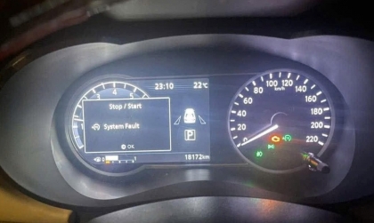 Đồng hồ Nissan Almera báo thế này sau khi rửa khoang máy là bị sao?