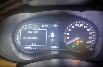 Đồng hồ Nissan Almera báo thế này sau khi rửa khoang máy là bị sao?