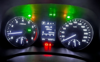 Các bác cho hỏi Elantra hiện 2 đèn cảnh báo như thế này là bị sao?