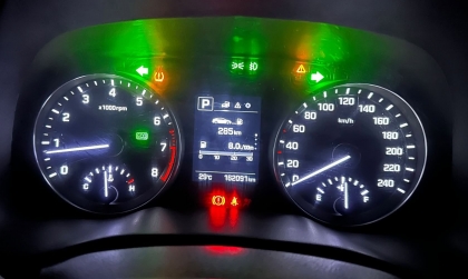 Các bác cho hỏi Elantra hiện 2 đèn cảnh báo như thế này là bị sao?