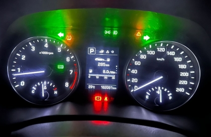 Các bác cho hỏi Elantra hiện 2 đèn cảnh báo như thế này là bị sao?