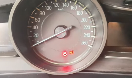 Mazda 3 hiện biểu tượng thế này là lỗi gì thế các bác?