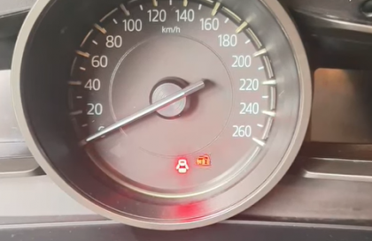 Mazda 3 hiện biểu tượng thế này là lỗi gì thế các bác?