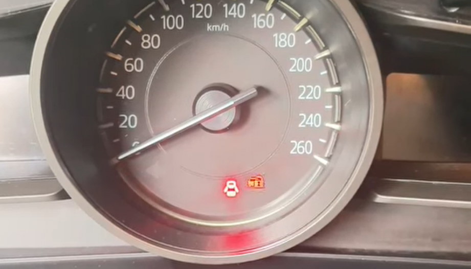 Mazda 3 hiện biểu tượng thế này là lỗi gì thế các bác?