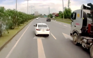 Clip: Lái xe như này thì đừng lên cao tốc kẻo gây hoạ cho người khác và chính mình...