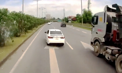 Clip: Lái xe như này thì đừng lên cao tốc kẻo gây hoạ cho người khác và chính mình...